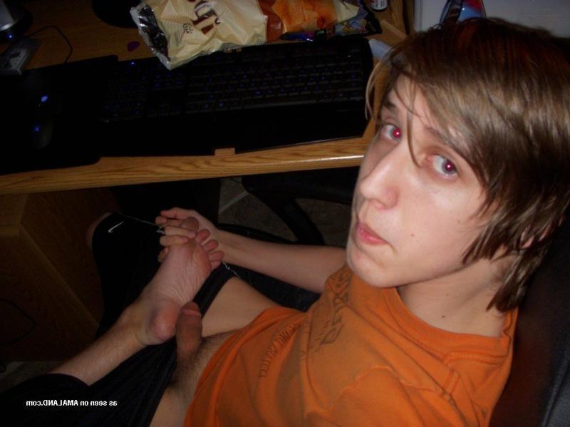 15P Amateur twink self-shooting nude in the bedroom