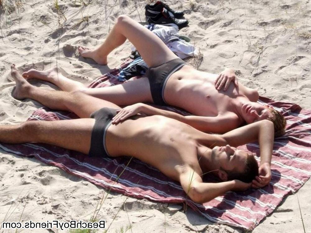10P Amateur boys with nice upper body is topless at the beach
