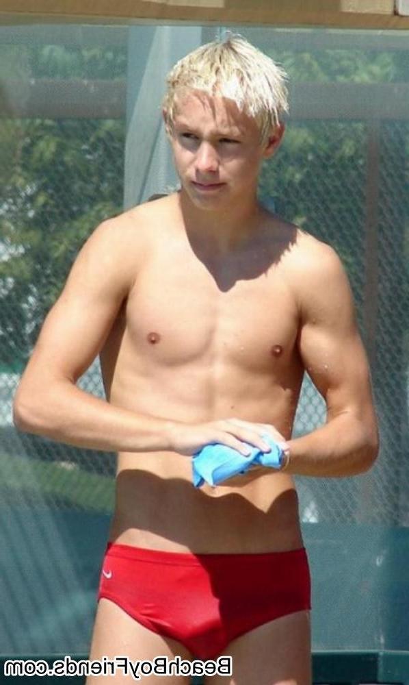 10P Amateur boys with nice upper body is topless at the beach