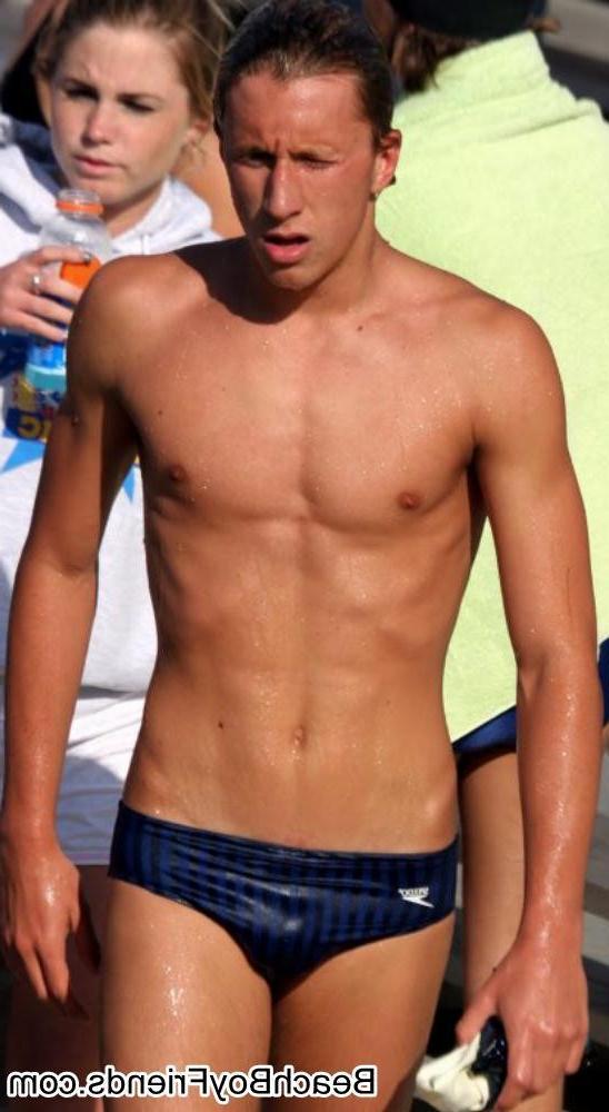 10P Amateur boys with nice upper body is topless at the beach