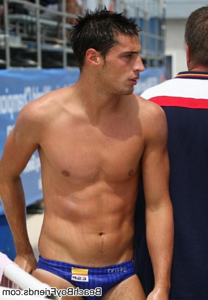 10P Amateur boys with nice upper body is topless at the beach