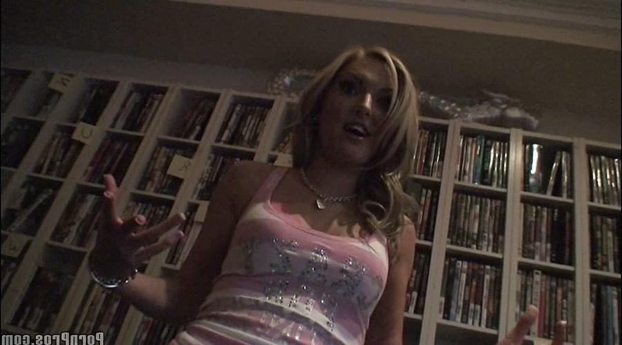 16P Sexy blonde amateur babe fucks