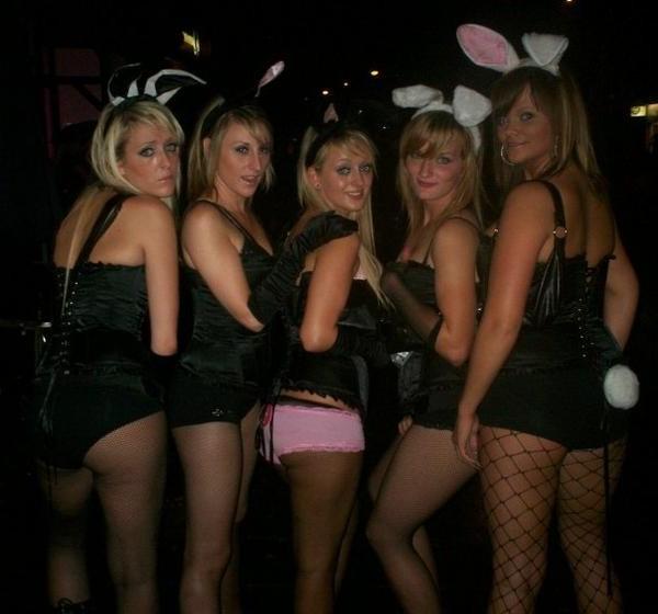 16P Pictures of an amateur teen posing naked in her room