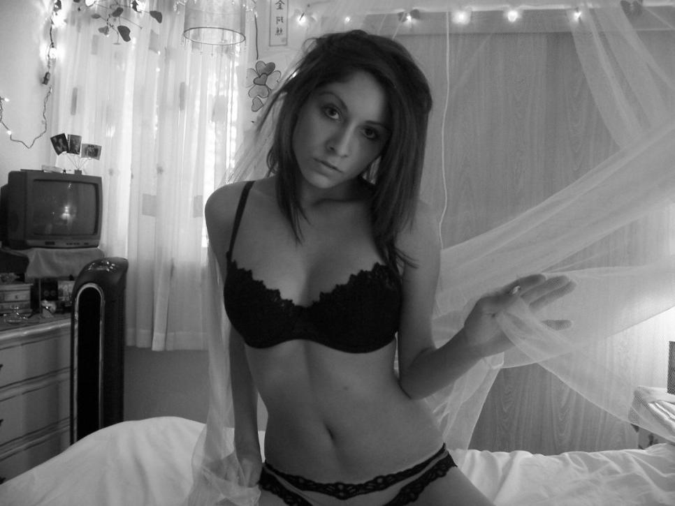 16P Pictures of an amateur teen posing naked in her room