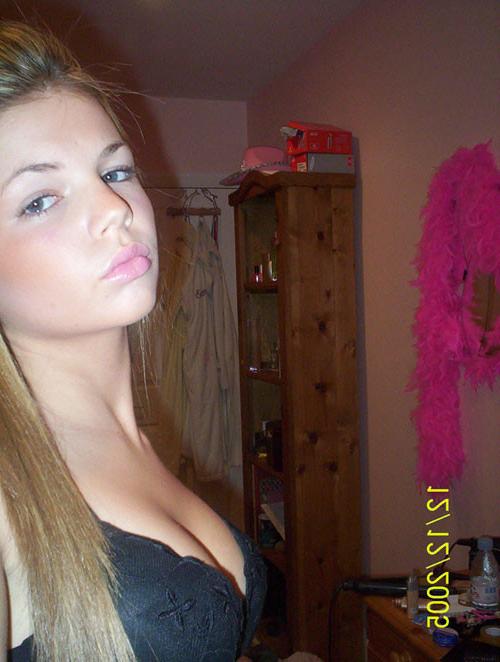 16P Pictures of an amateur teen posing naked in her room