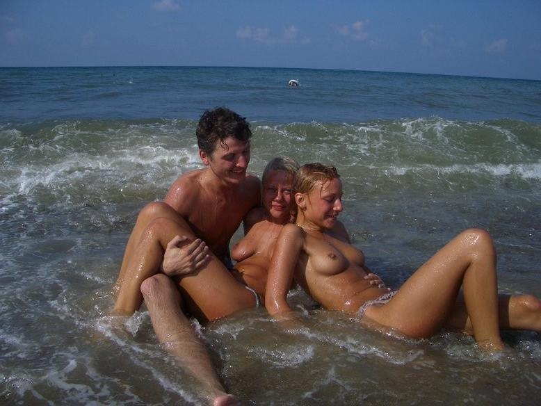16P Photos of an amateur couple fucking in their cabin