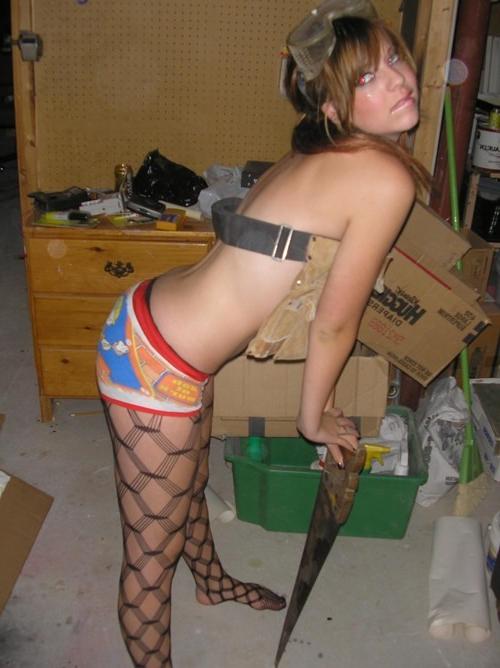 15P Pictures of an amateur teen posing naked in her room