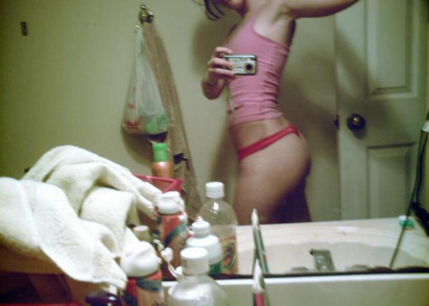 15P Gorgeous amateur girls posing on camera naked