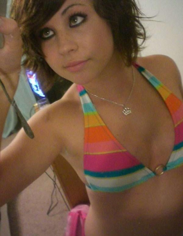 15P Gorgeous amateur girls posing on camera naked