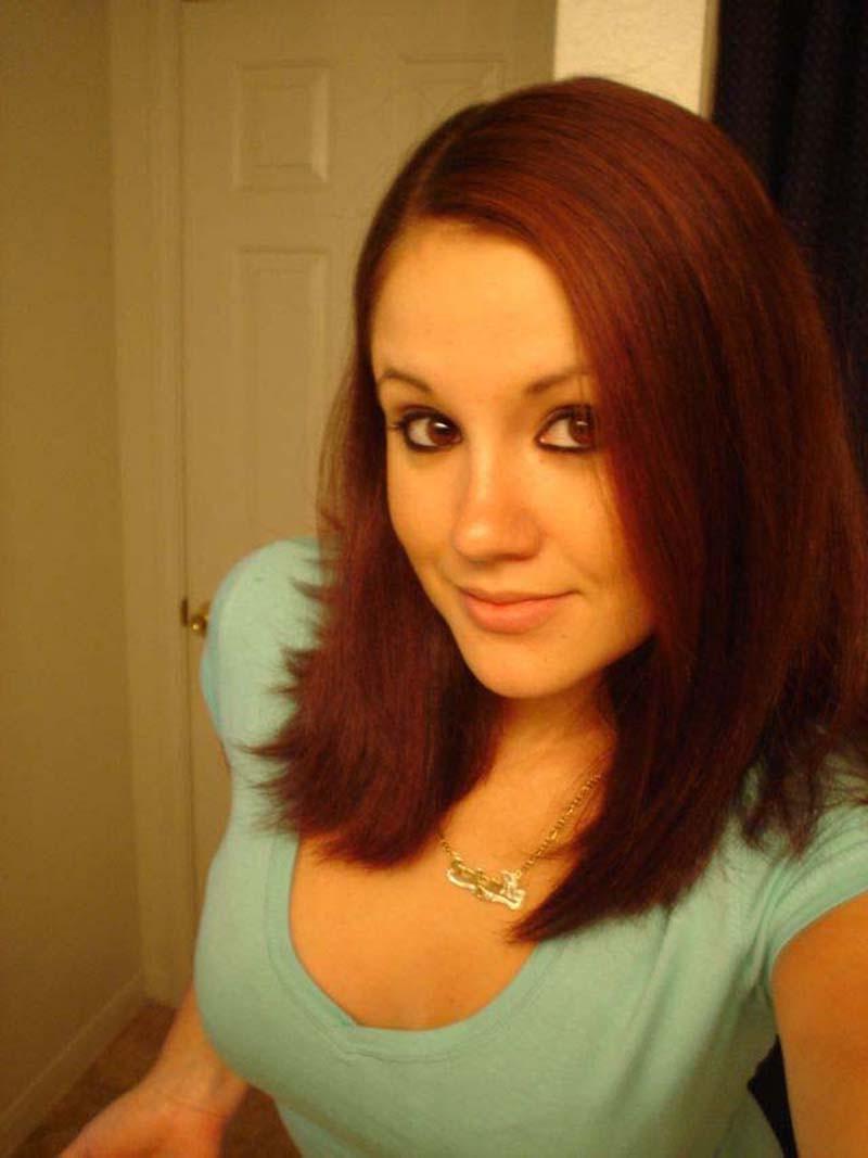 15P Gorgeous amateur girls posing on camera naked