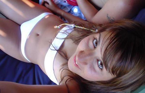 15P Pictures of pretty amateur teens self-shooting