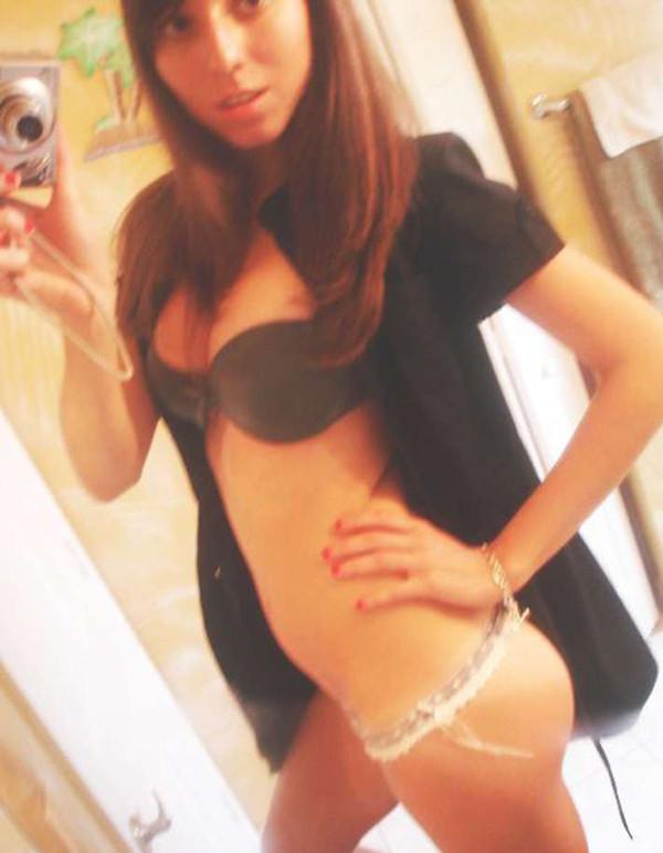 15P Pictures of pretty amateur teens self-shooting
