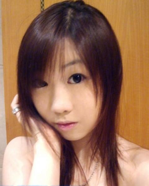 15P Gorgeous amateur girls posing on camera naked