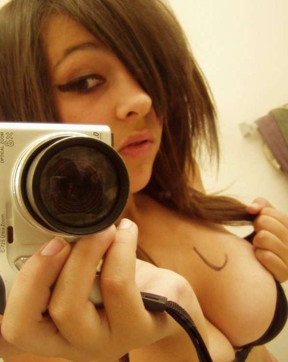 15P Gorgeous amateur girls posing on camera naked