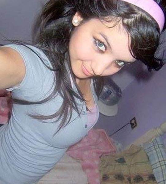15P Gorgeous amateur girls posing on camera naked