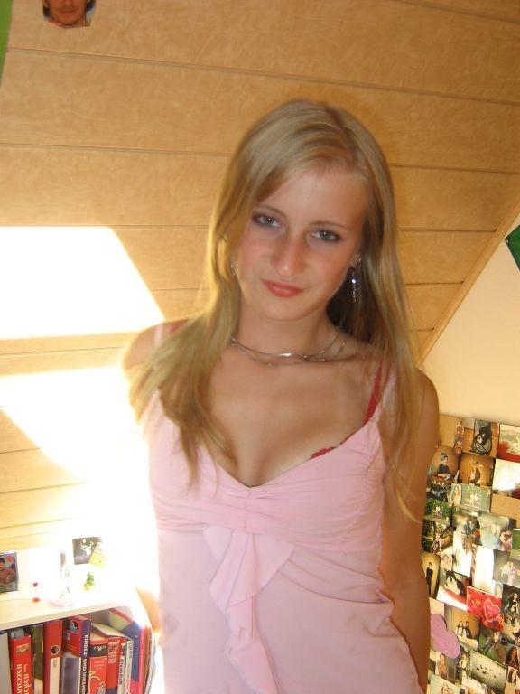 15P Photos of a blonde babe posing naked in the bathroom