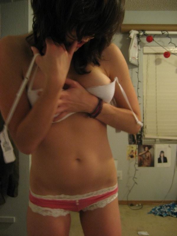 15P Photos of a blonde babe posing naked in the bathroom