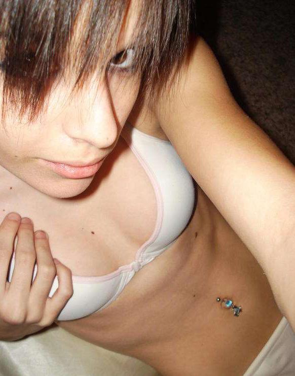 15P Photos of a blonde babe posing naked in the bathroom