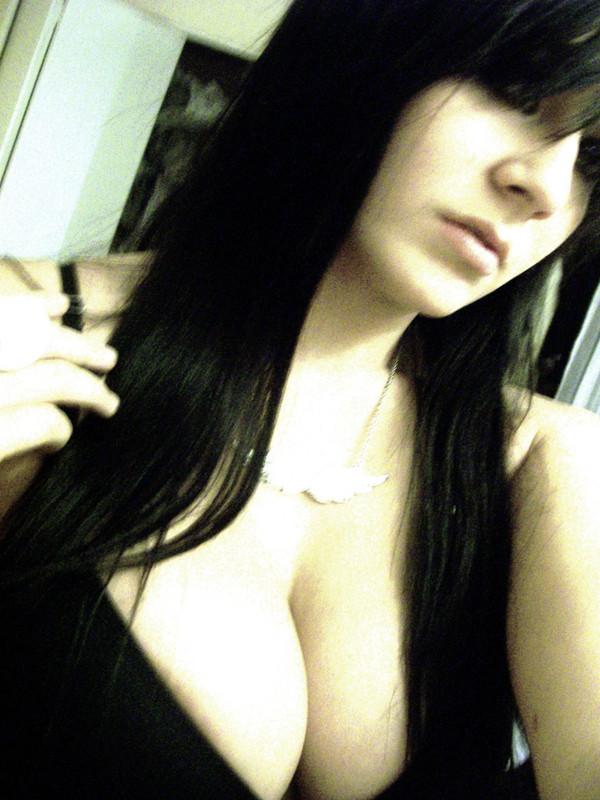 15P Photos of a blonde babe posing naked in the bathroom