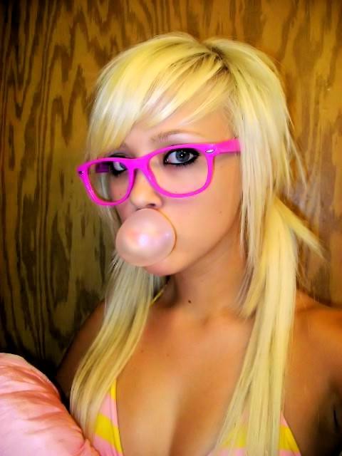 15P Gorgeous amateur girls posing on camera naked