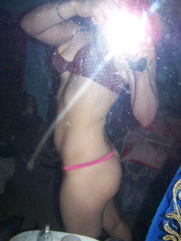 15P Gorgeous amateur girls posing on camera naked