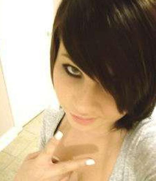 15P Gorgeous amateur girls posing on camera naked