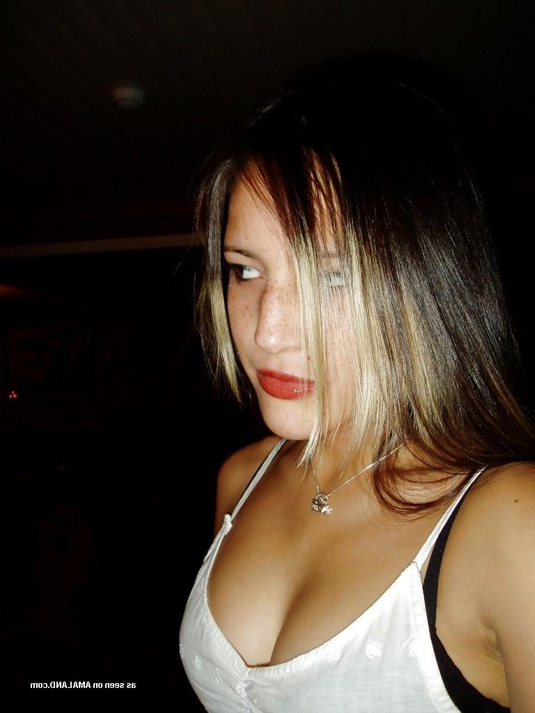 15P Young amateur babe posing
