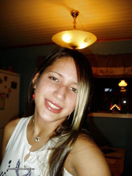 15P Young amateur babe posing