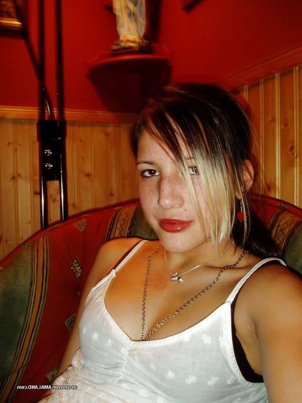15P Young amateur babe posing