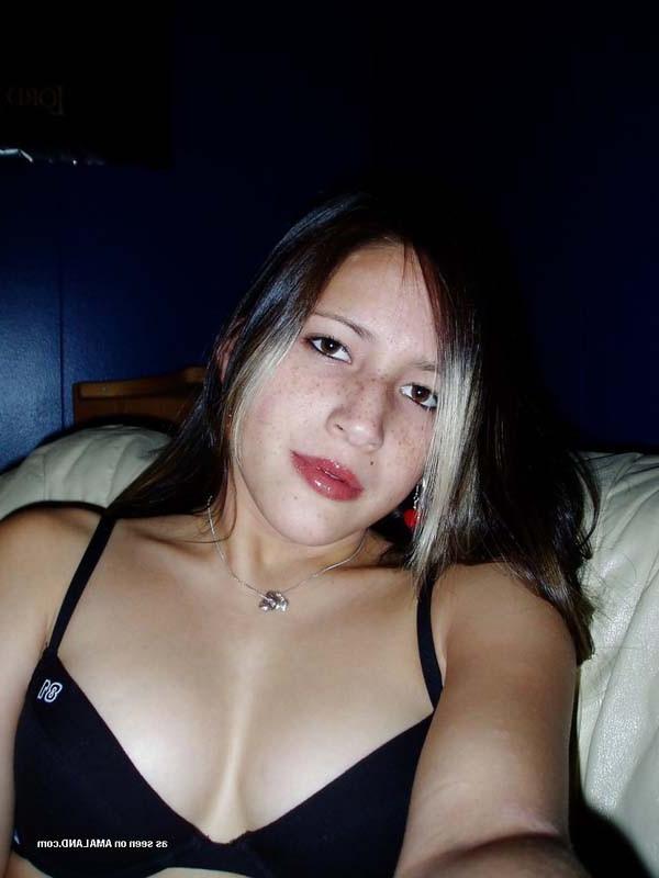 15P Young amateur babe posing