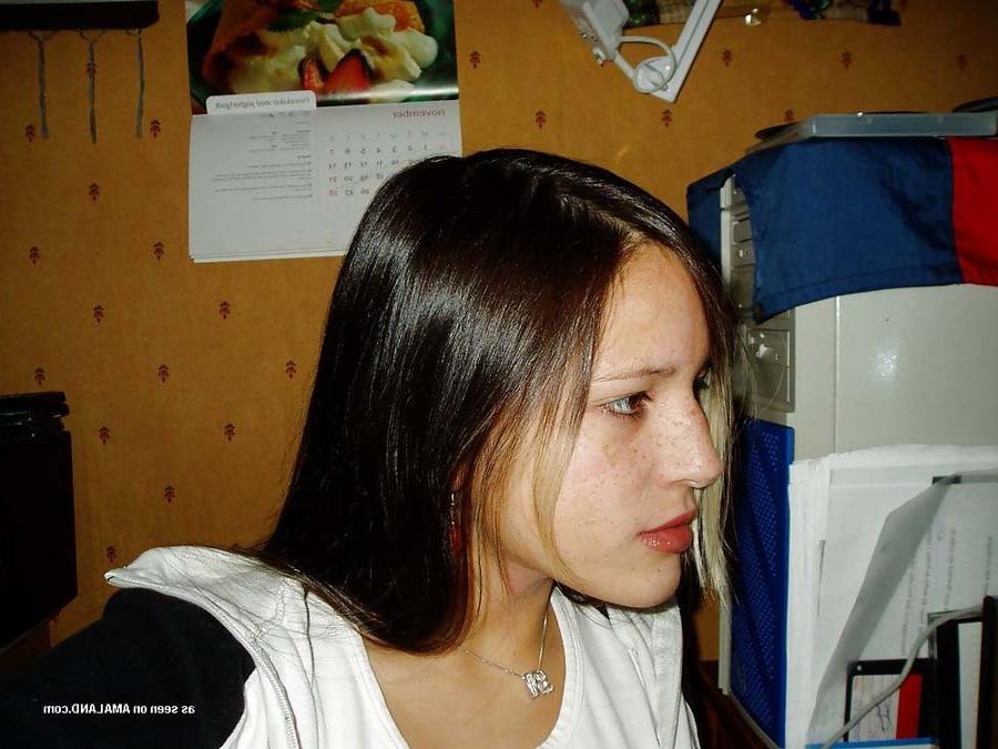 15P Young amateur babe posing