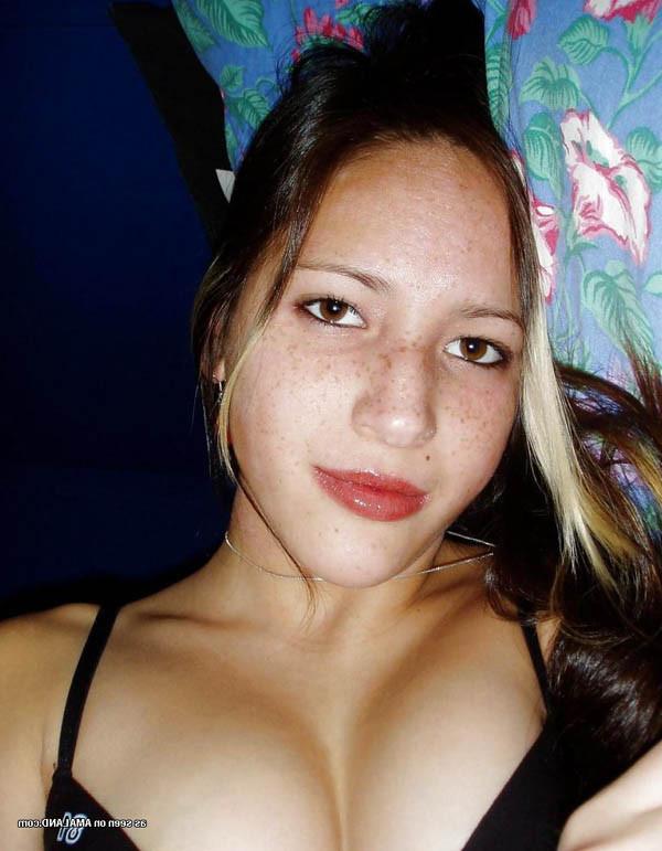 15P Young amateur babe posing