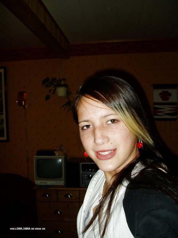 15P Young amateur babe posing