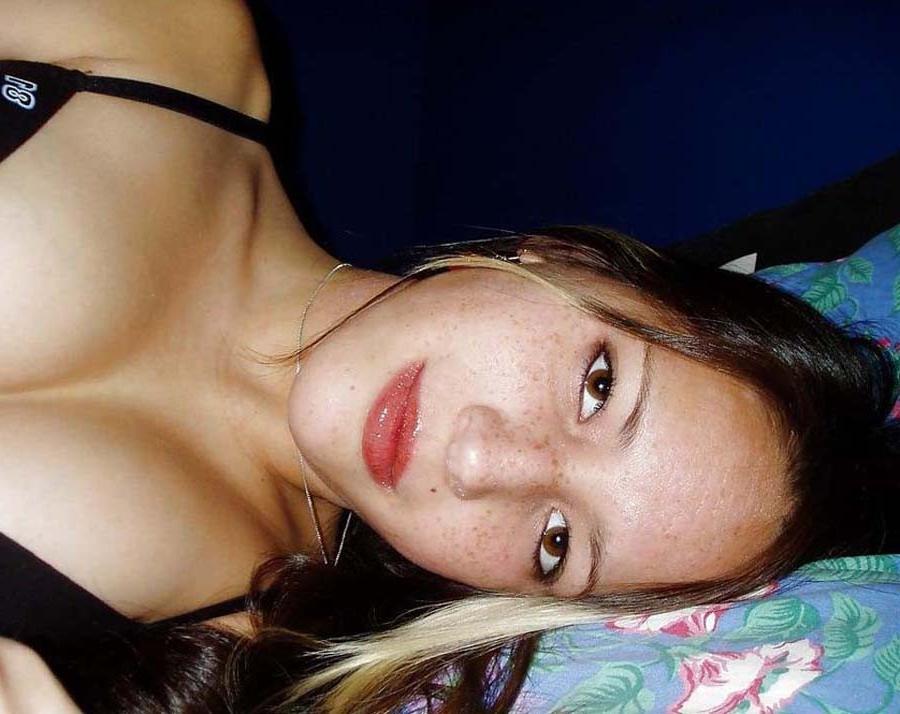 15P Young amateur babe posing