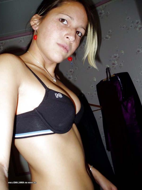 15P Young amateur babe posing