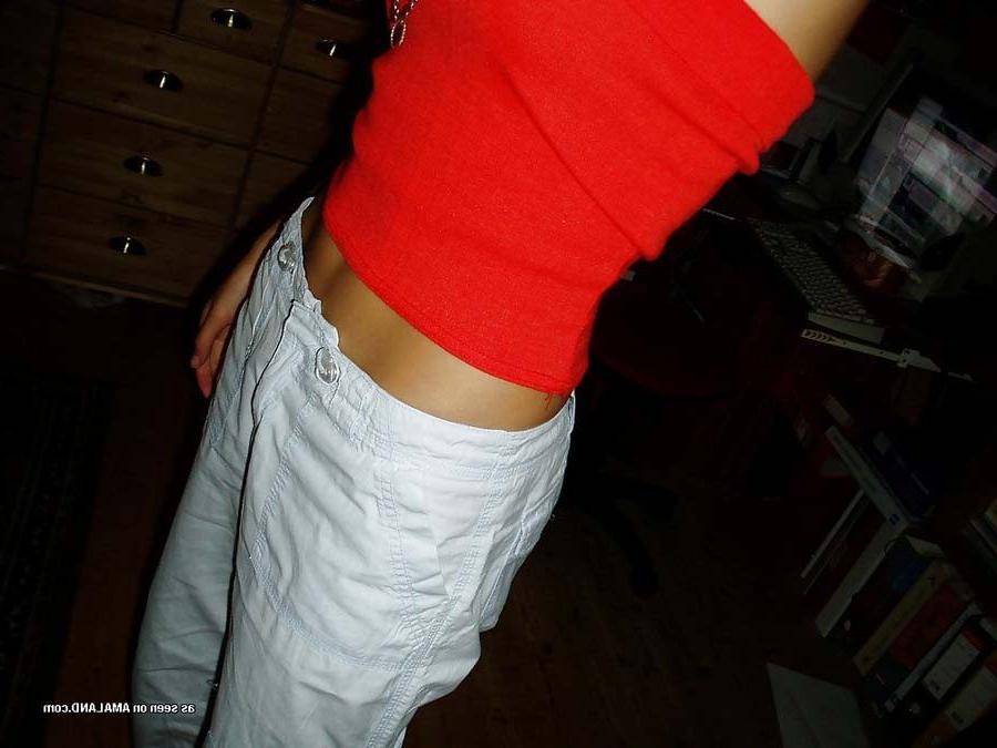 15P Young amateur babe posing