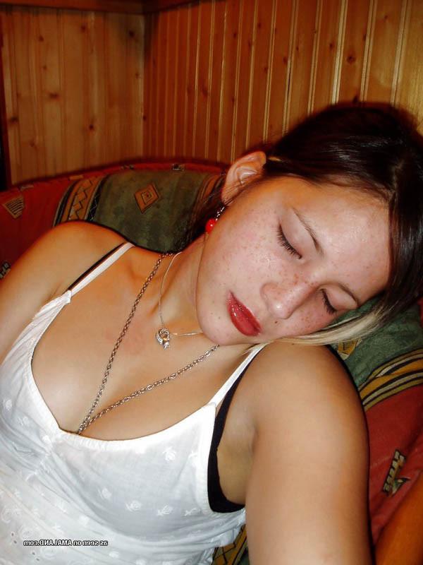15P Young amateur babe posing