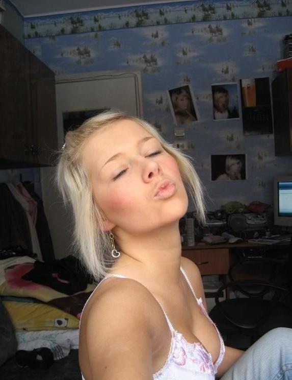16P Pictures of an amateur teen posing naked in her room