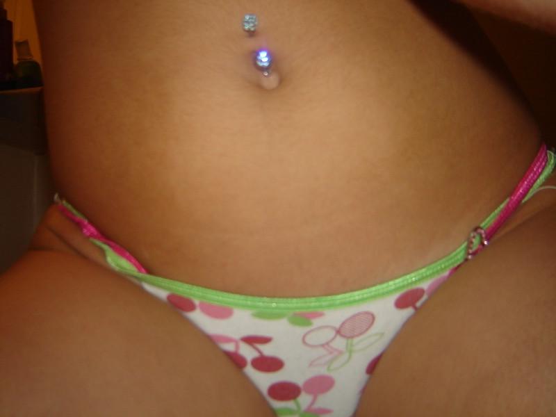 16P Pictures of an amateur teen posing naked in her room