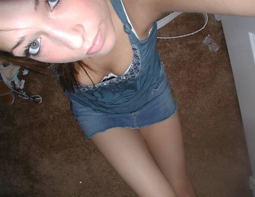 16P Pictures of an amateur teen posing naked in her room
