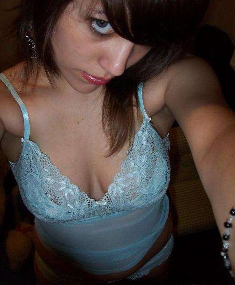 16P Pictures of an amateur teen posing naked in her room