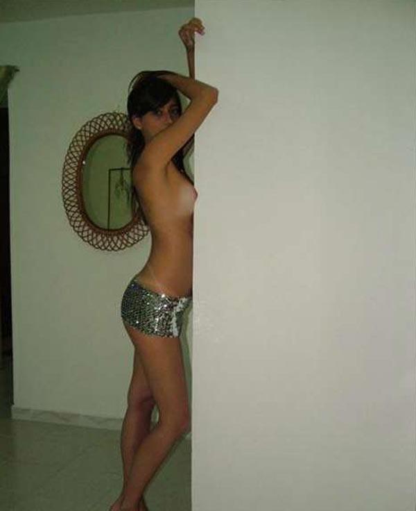 15P Naughty amateur girlfriend posing naked on cam