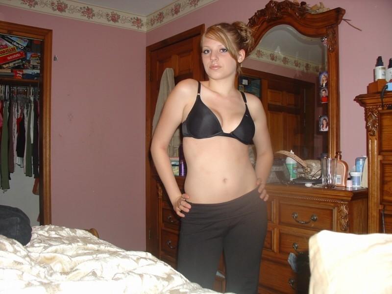 15P Check out my hot girlfriends get horny in these amateur pics