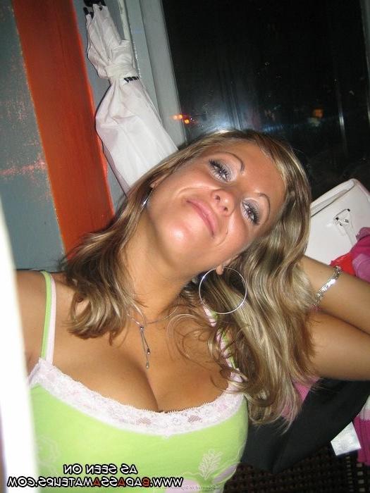 15P Amateur Babe mit großen Titten posiert