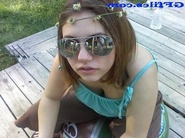 16P Amateur homemade candid teen girls selfshots