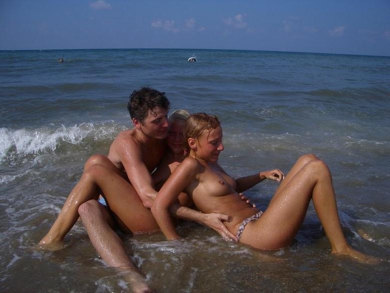 16P Photos of an amateur couple fucking in their cabin