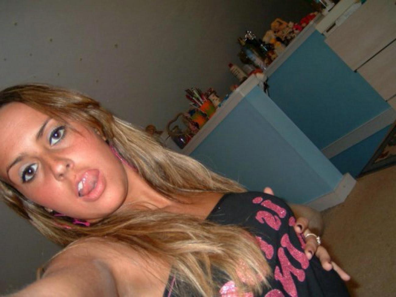 16P Check out my hot girlfriends get horny in these amateur pics