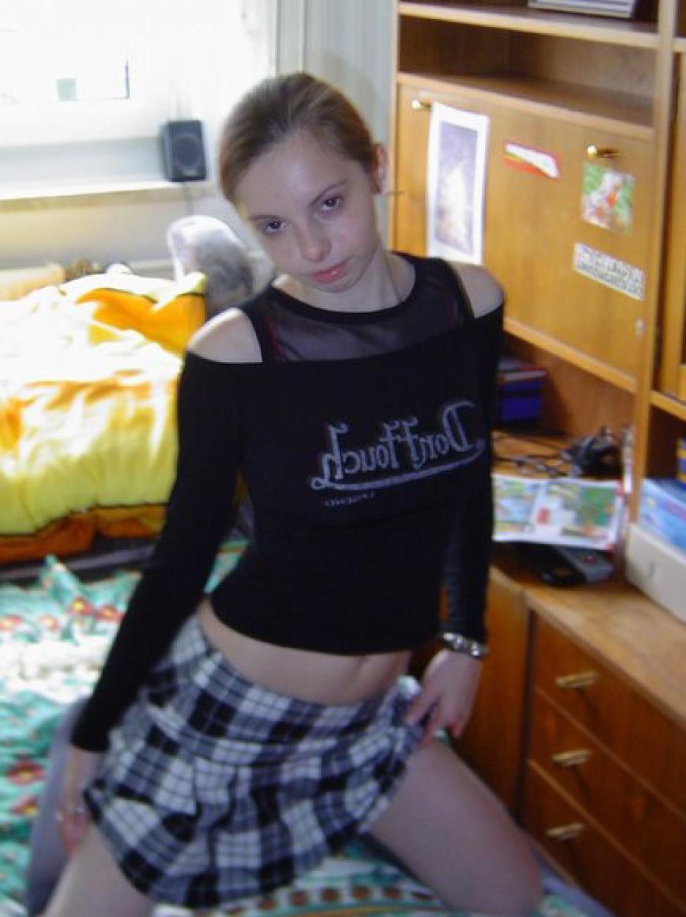 16P Pictures of an amateur nerdy chick playing with her cunt