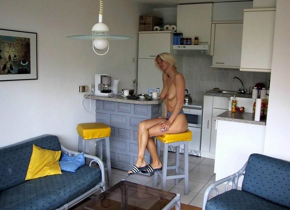 15P Real amateur milfs showing off