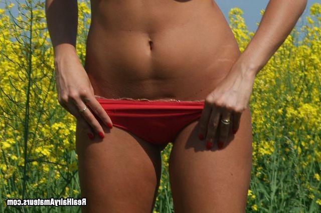 16P Hairy Amateur Fucked in the Field